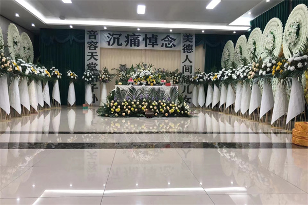 在慎远楼殡仪为某老人布置告别厅